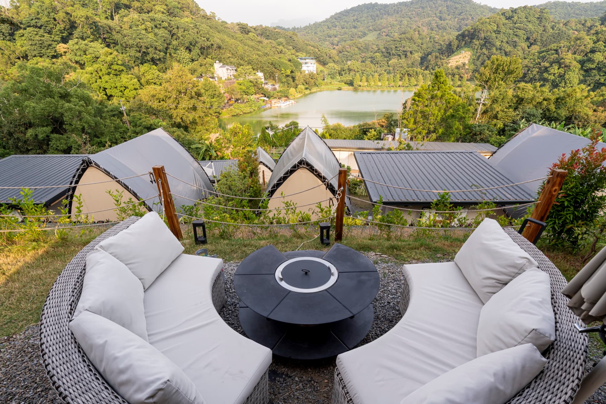 帳前座位望向湖景
