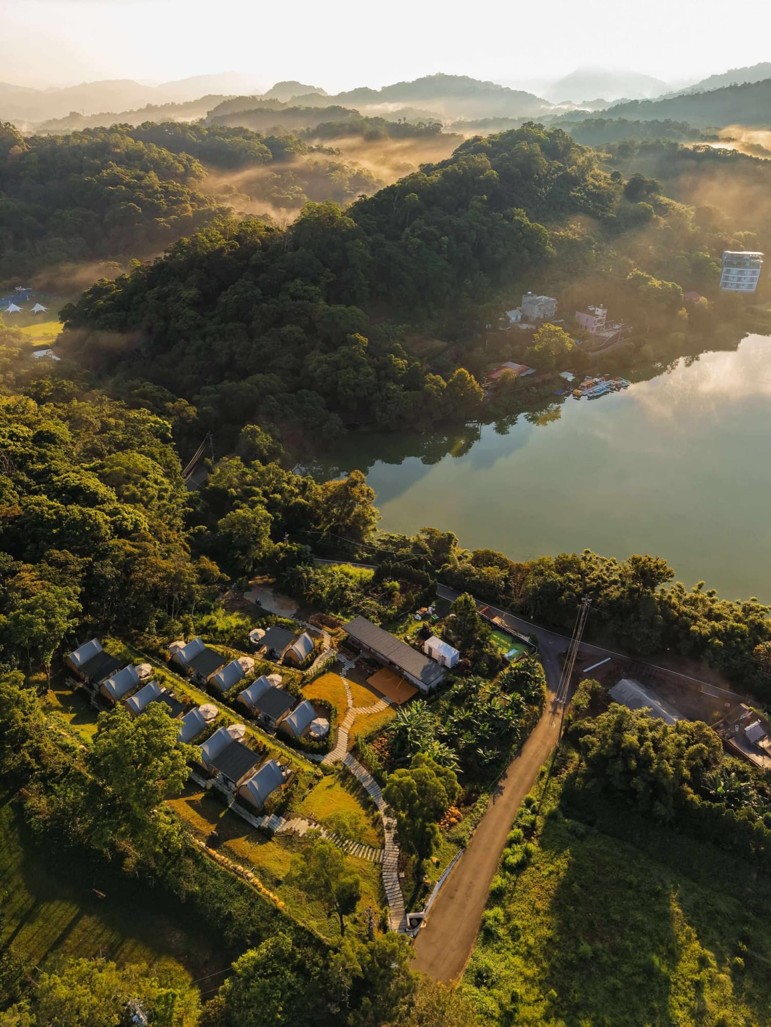 清晨的營區與湖景空拍